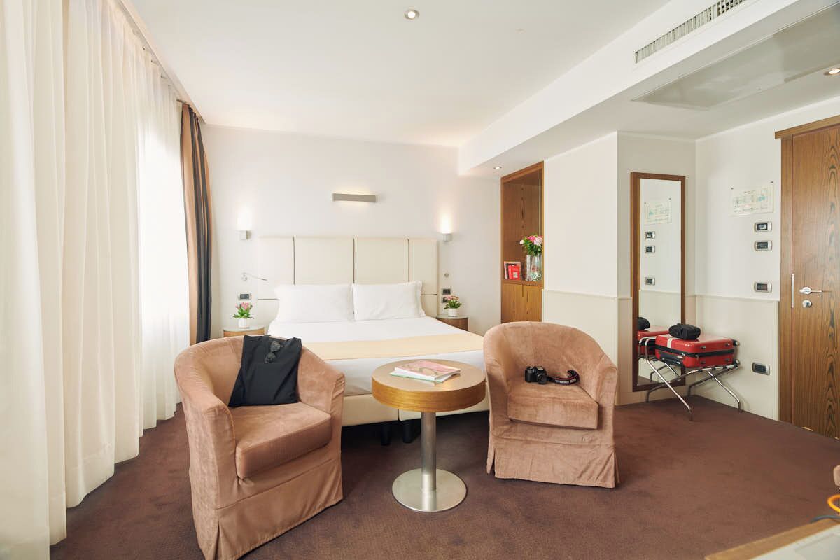 오리/거위털 이불, 미니바, 객실 내 금고, 책상