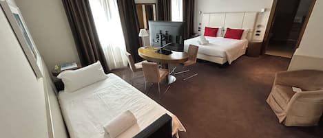 Cubrecamas, minibar, caja de seguridad en la habitación y escritorio