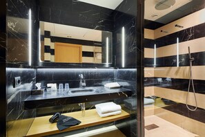 Bañera con ducha, artículos de tocador gratuitos, secador de pelo, bidet