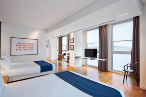 Cubrecamas, minibar, caja de seguridad en la habitación y escritorio 