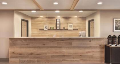 Country Inn & Suites by Radisson, Pella, IA