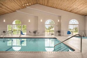 Piscine intérieure, chaises longues