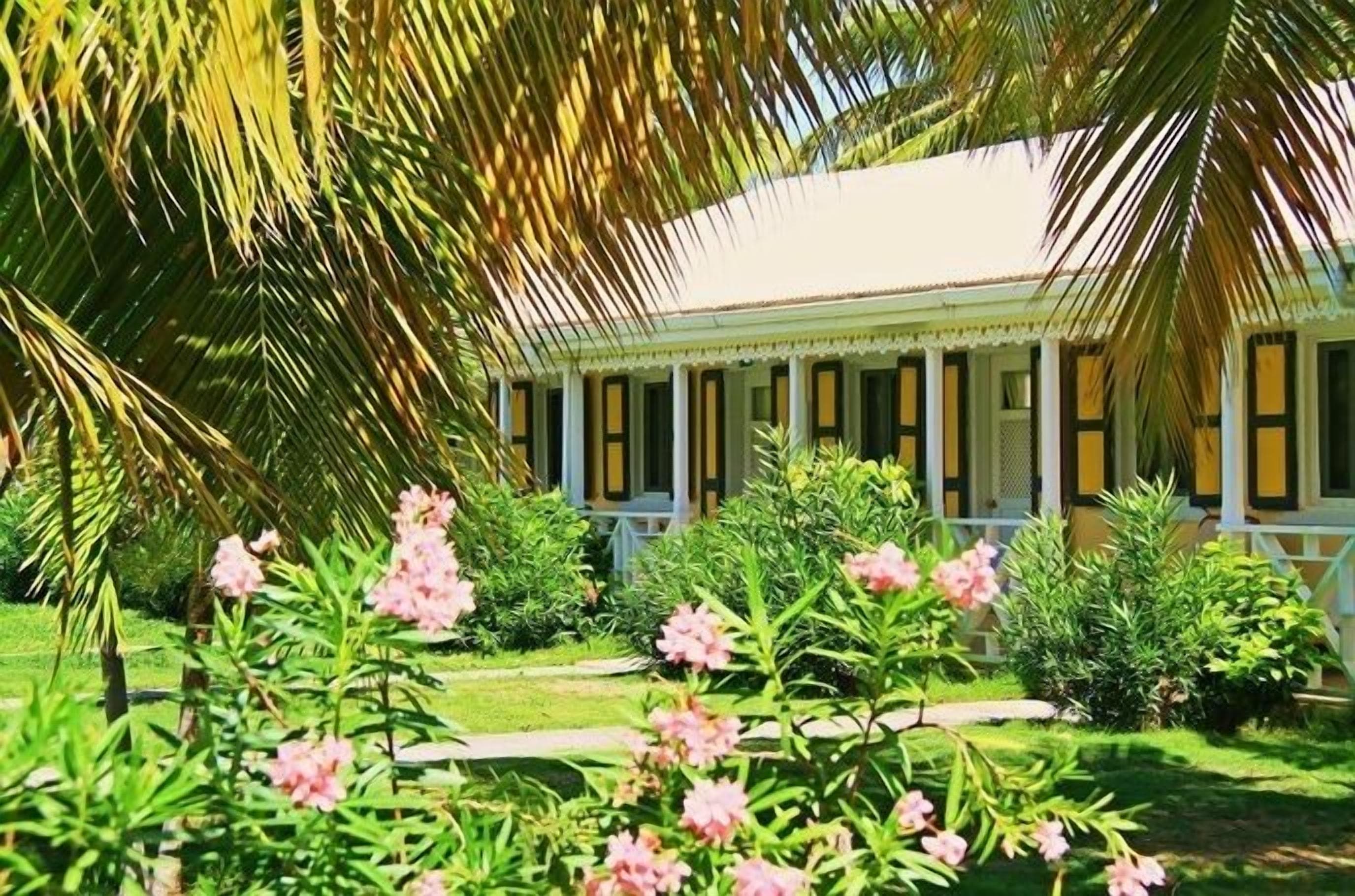 Dutxa, articles de tocador gratuïts, assecador de cabells i tovalloles 