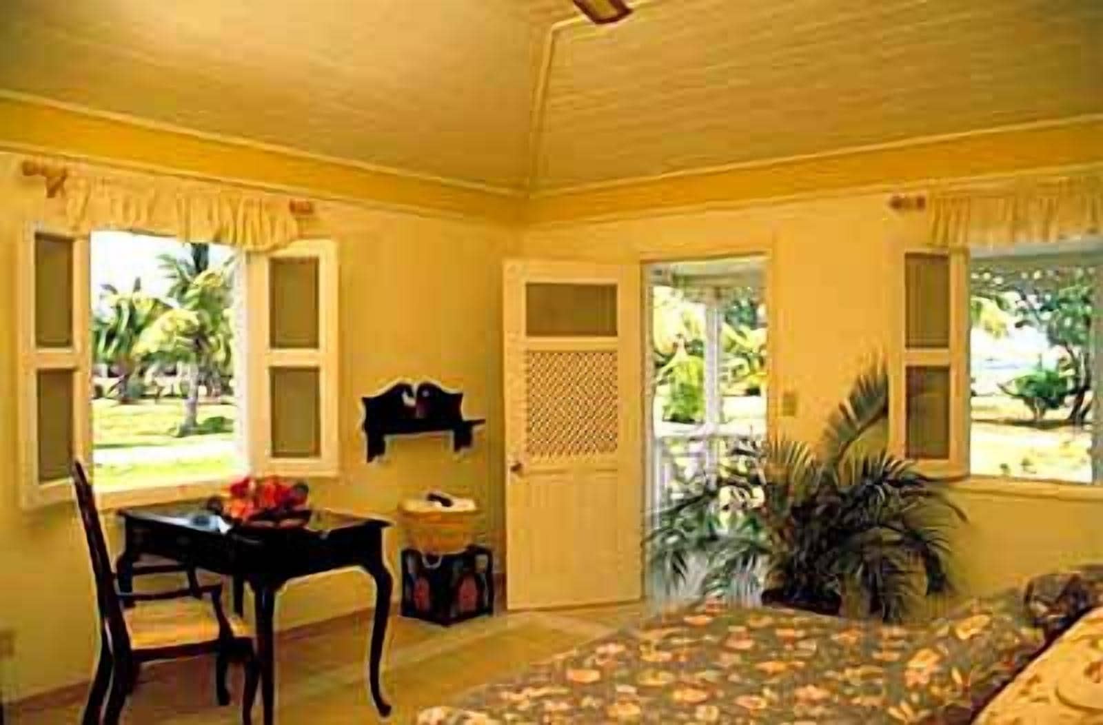 Habitación estándar, vista al jardín | Tabla de planchar con plancha, cunas, camas extra y wifi gratis 