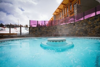 Pool (outdoor) at Sunshine Mountain Lodge
