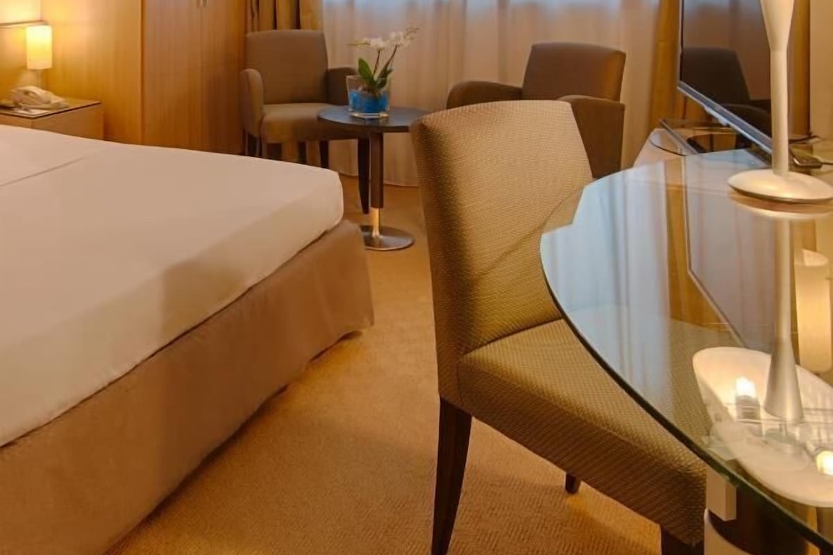 Dundyner, minibar, safe på rommet og skrivebord