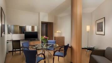 Camera Superior (Extra Bed 2 Adults + 1 Child) | Copriletto in piuma, minibar, una cassaforte in camera, una scrivania