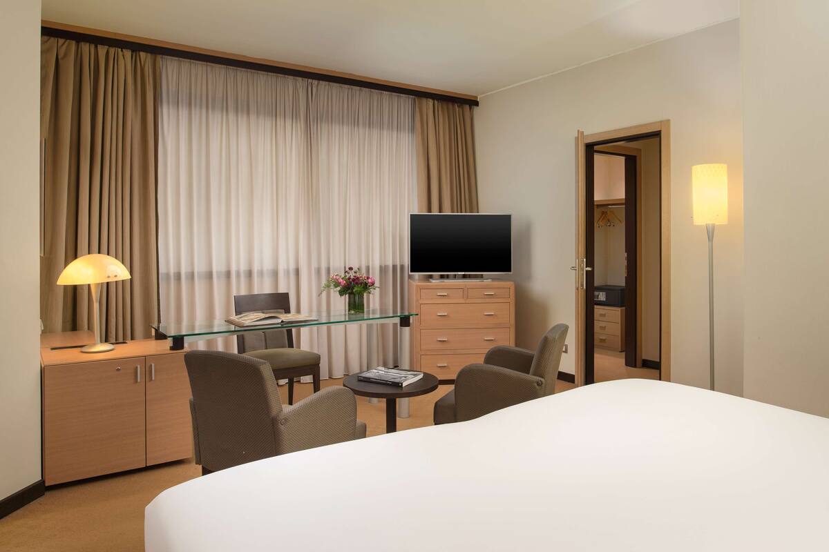premium room | down duvets, minibar, in-room safe, desk
