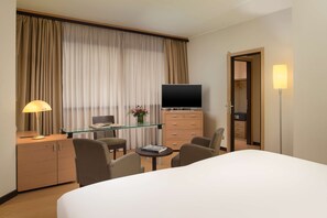 Premium Room | Down comforters, minibar, in-room safe, desk