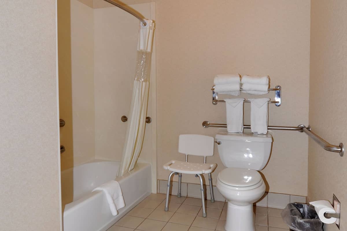 combined shower/bathtub, hydromassage showerhead, free toiletries