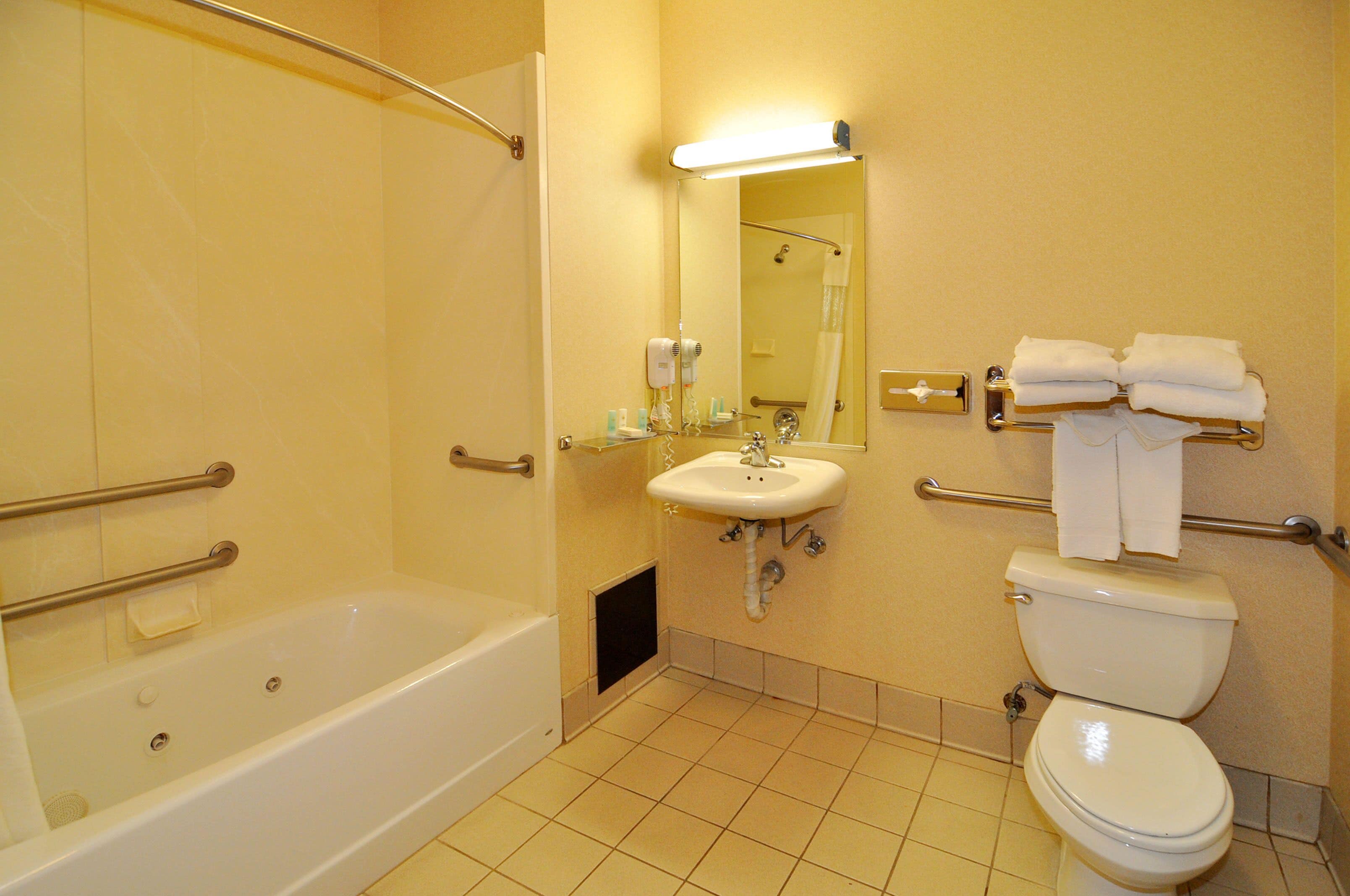 combined shower/bathtub, hydromassage showerhead, free toiletries