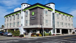 Un hôtel au design moderne, dont l’enseigne distinctive porte le nom de « The Atrium Hotel ».