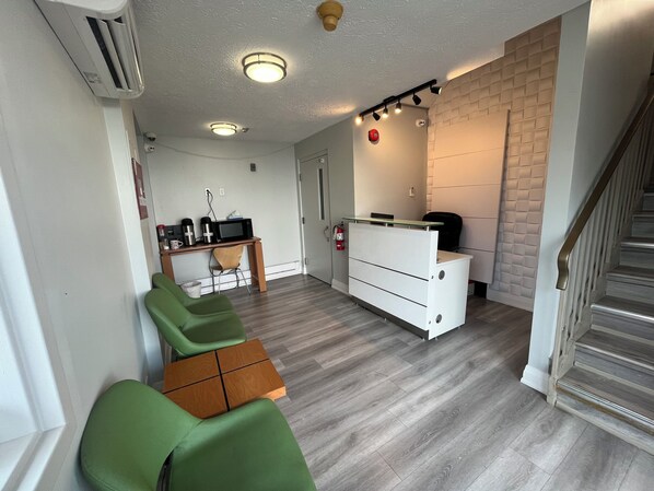 Lobby sitting area - Motel 6 Niagara Falls, ON – Near the Falls (Niagara Falls)