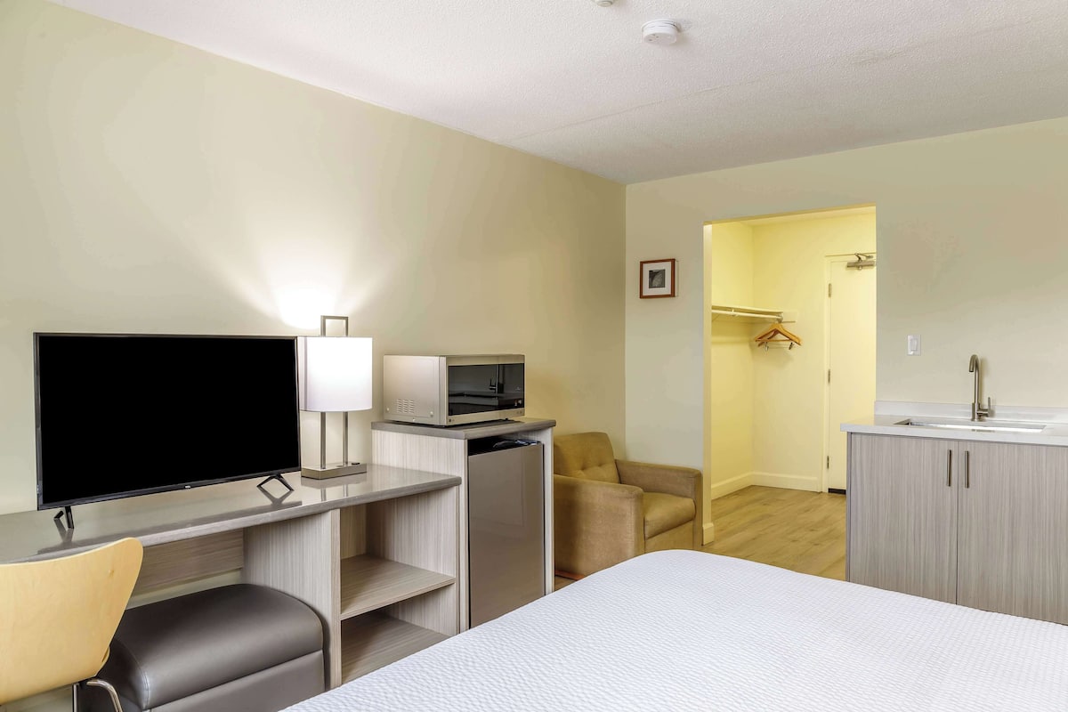Deluxe Room, 1 King Bed, Non Smoking | Premium bedding, individually decorated, individually furnished, desk