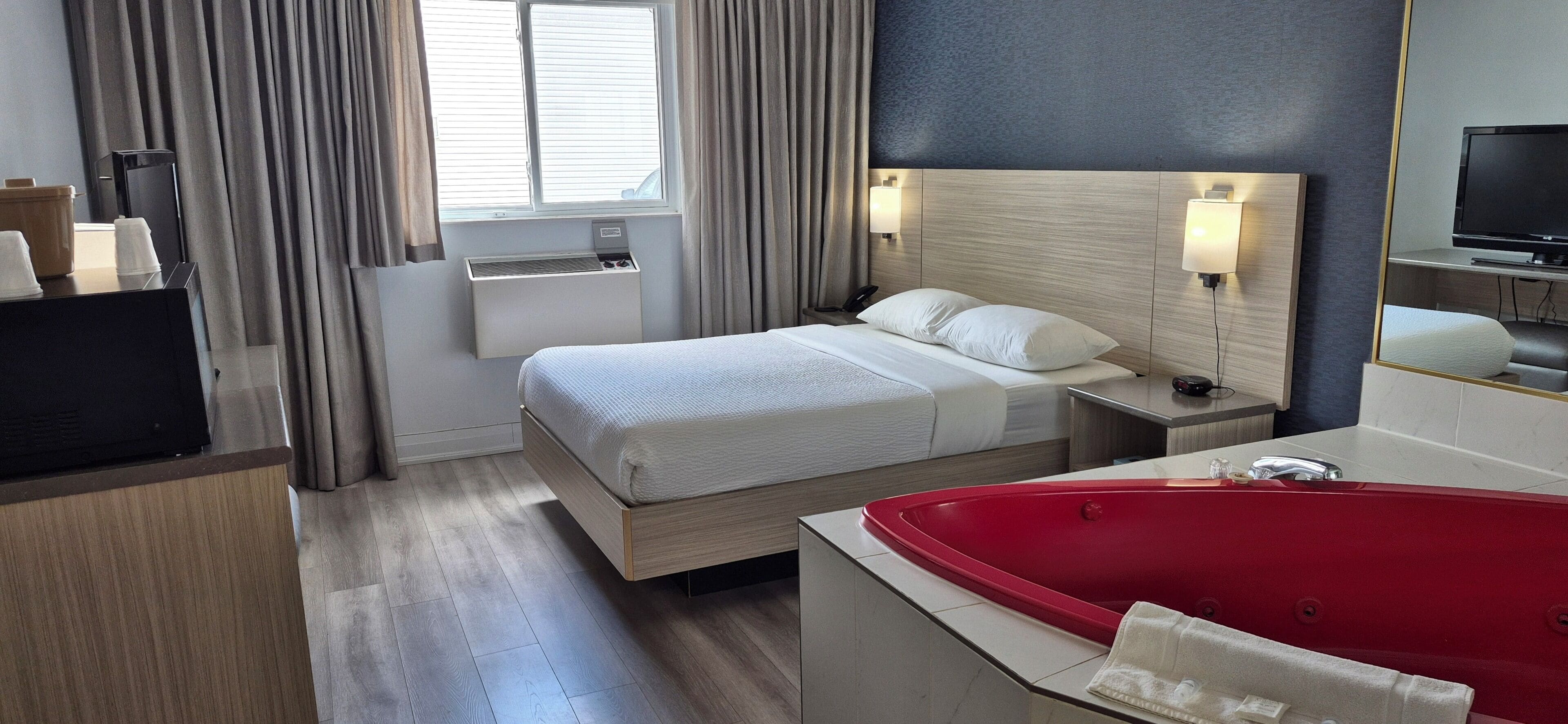 Suíte luxo, 1 cama Queen, para não fumantes, banheira de imersão | Roupas de cama premium, individualmente decorados