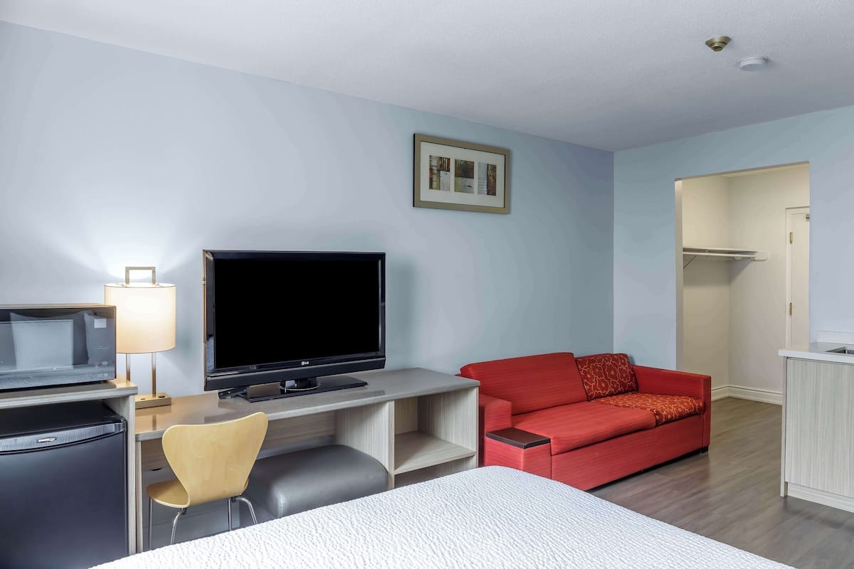 Deluxe Room, 1 Queen Bed, Non Smoking, Refrigerator & Microwave | Premium bedding, individually decorated, individually furnished, desk