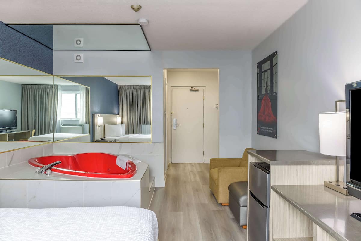 Deluxe Suite, 1 Queen Bed, Non Smoking, Hot Tub | Premium bedding, individually decorated, individually furnished, desk