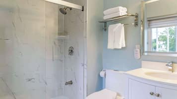 Ensemble douche/baignoire, articles de toilette gratuits, sĂšche-cheveux