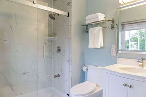Combined shower/bathtub, free toiletries, hair dryer, towels - Motel 6 Niagara Falls, ON – Near the Falls (Niagara Falls)