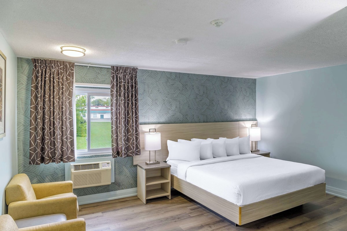 Standard Room, 1 King Bed, Non Smoking | Premium bedding, individually decorated, individually furnished, desk