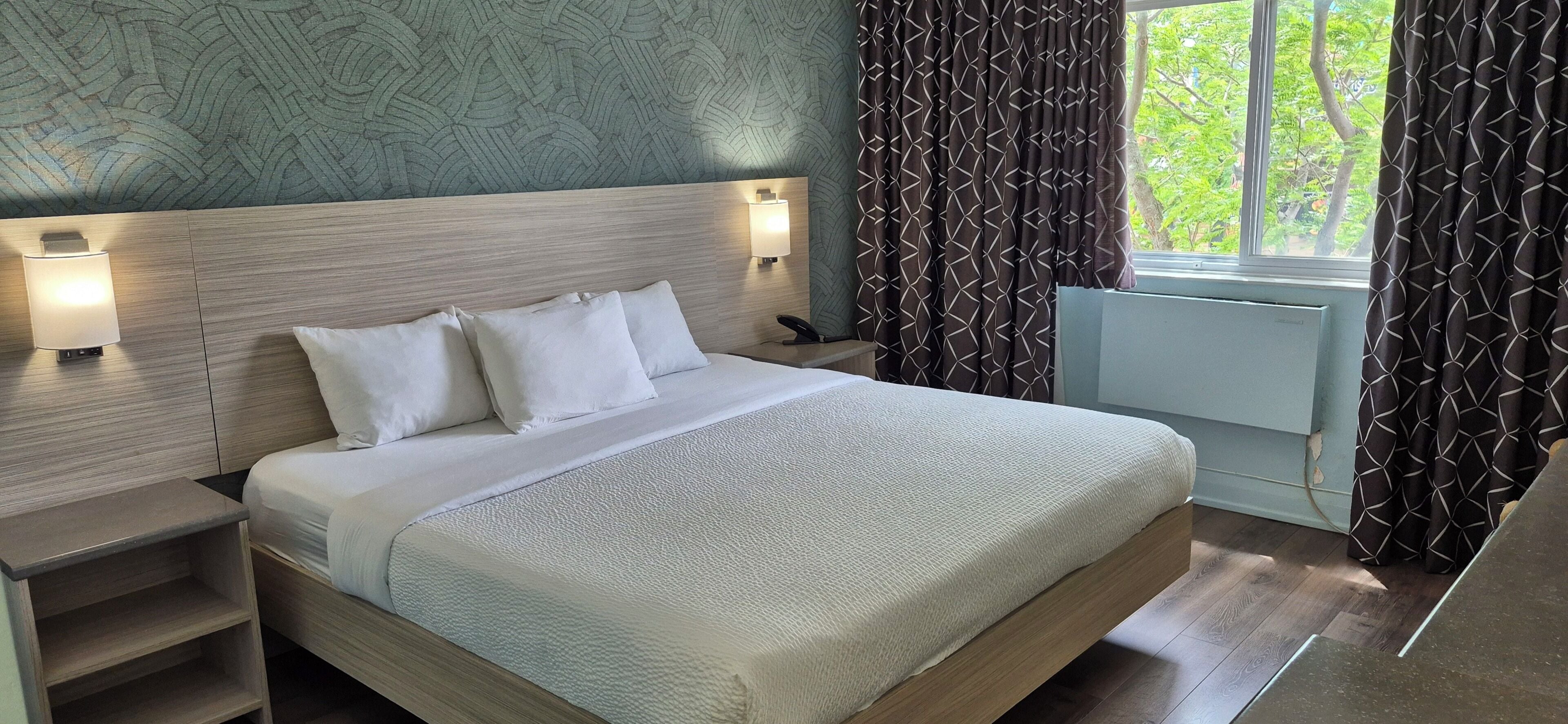 Quarto luxo, 1 cama King, para não fumantes, geladeira e micro-ondas | Roupas de cama premium, individualmente decorados