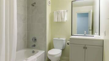 Combined shower/tub, free toiletries, hair dryer, towels