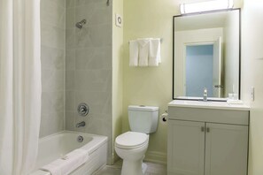 Combined shower/tub, free toiletries, hair dryer, towels - Motel 6 Niagara Falls, ON – Near the Falls (Niagara Falls)