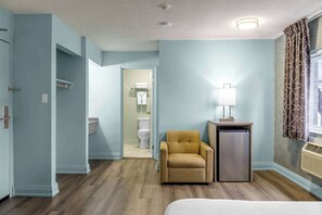 Deluxe Room, 1 Queen Bed, Non Smoking | Premium bedding, individually decorated, individually furnished, desk