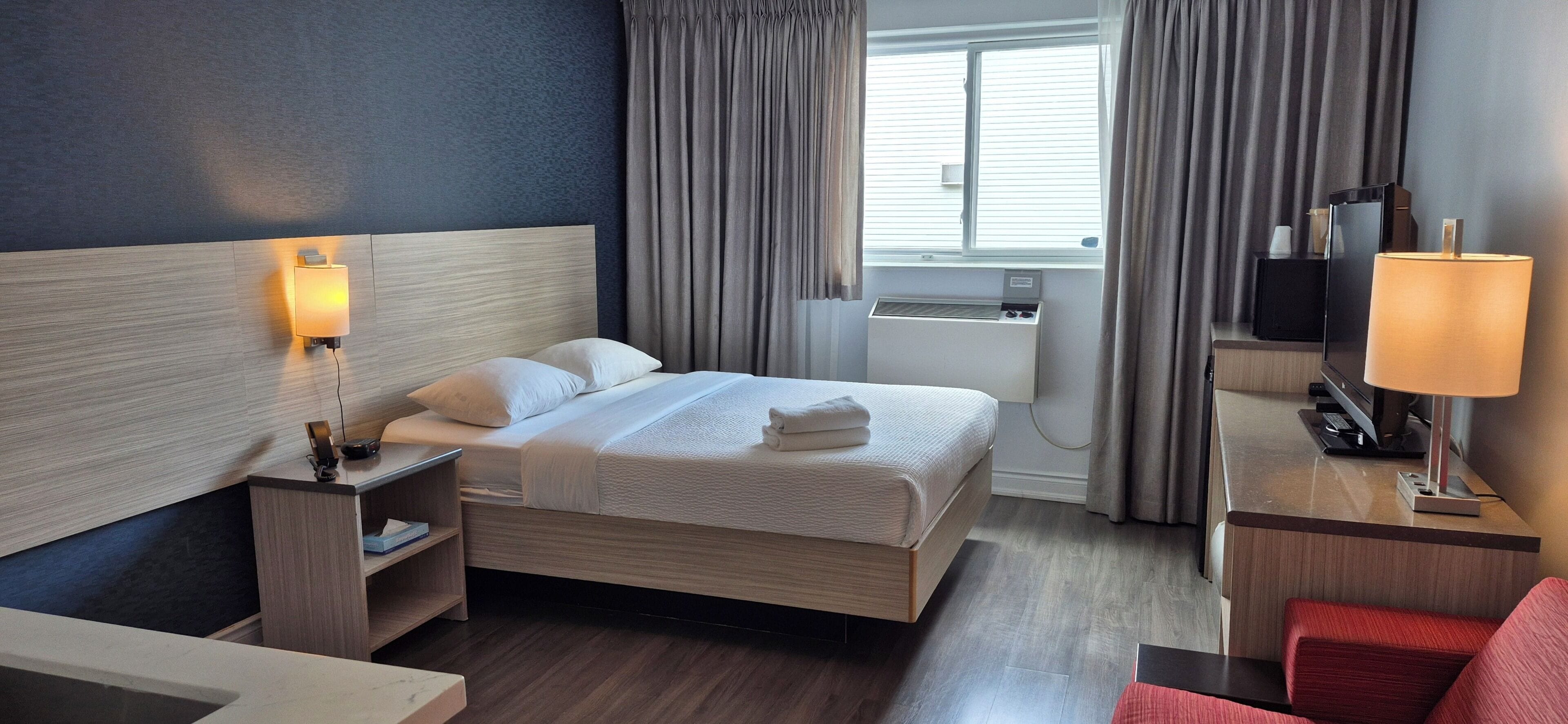 Quarto luxo, 1 cama Queen, para não fumantes, geladeira e micro-ondas | Roupas de cama premium, individualmente decorados