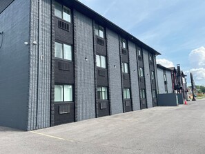 Exterior - Motel 6 Niagara Falls, ON – Near the Falls (Niagara Falls)