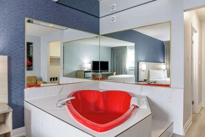Deluxe Suite, 1 Queen Bed, Non Smoking, Hot Tub | Premium bedding, individually decorated, individually furnished, desk