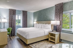 Premium bedding, individually decorated, individually furnished, desk - Motel 6 Niagara Falls, ON – Near the Falls (Niagara Falls)