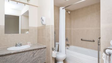 Ducha y bañera combinadas y artículos de higiene personal gratuitos