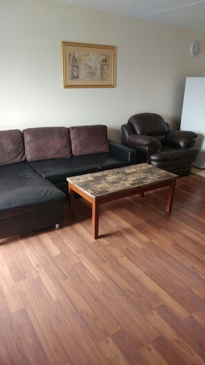 Studio Suite, 1 King Bed, Non Smoking | Desk, iron/ironing board, free cribs/infant beds, rollaway beds - Super 8 by Wyndham Cambridge/Kitchener/Waterloo Area (Cambridge)