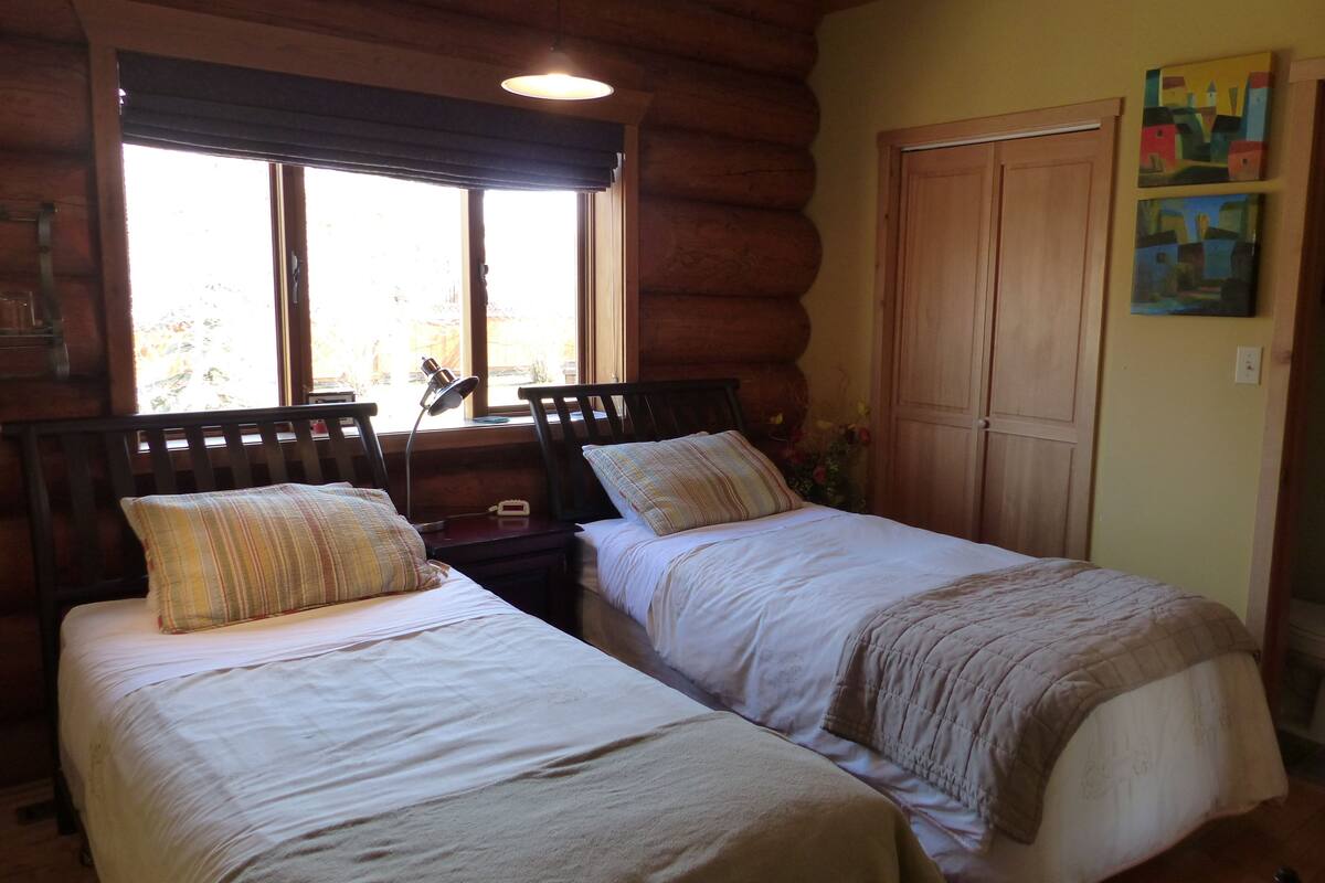 Classic Room, 2 Single Beds, Private Bathroom, Garden View | Premium bedding, in-room safe, desk, iron/ironing board
