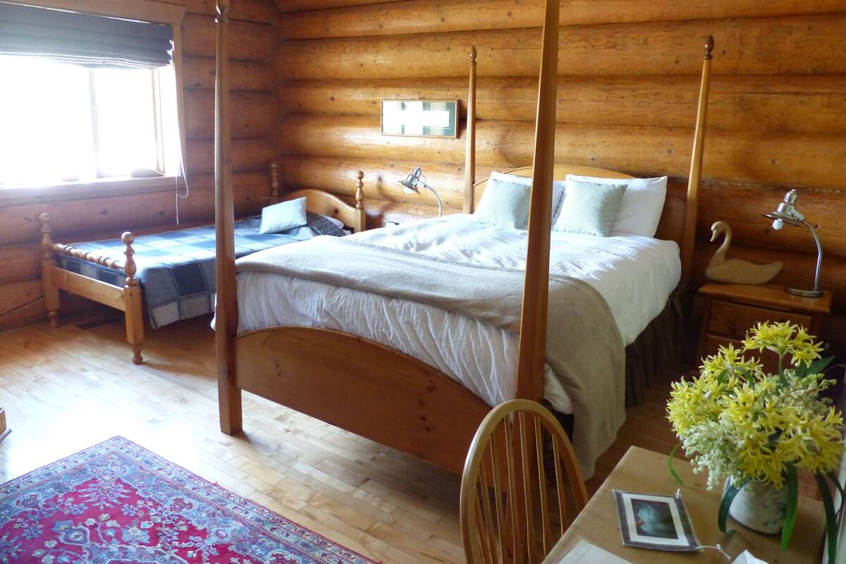 Classic Room, 1 Bedroom, Private Bathroom, Partial Lake View | Premium bedding, in-room safe, desk, iron/ironing board