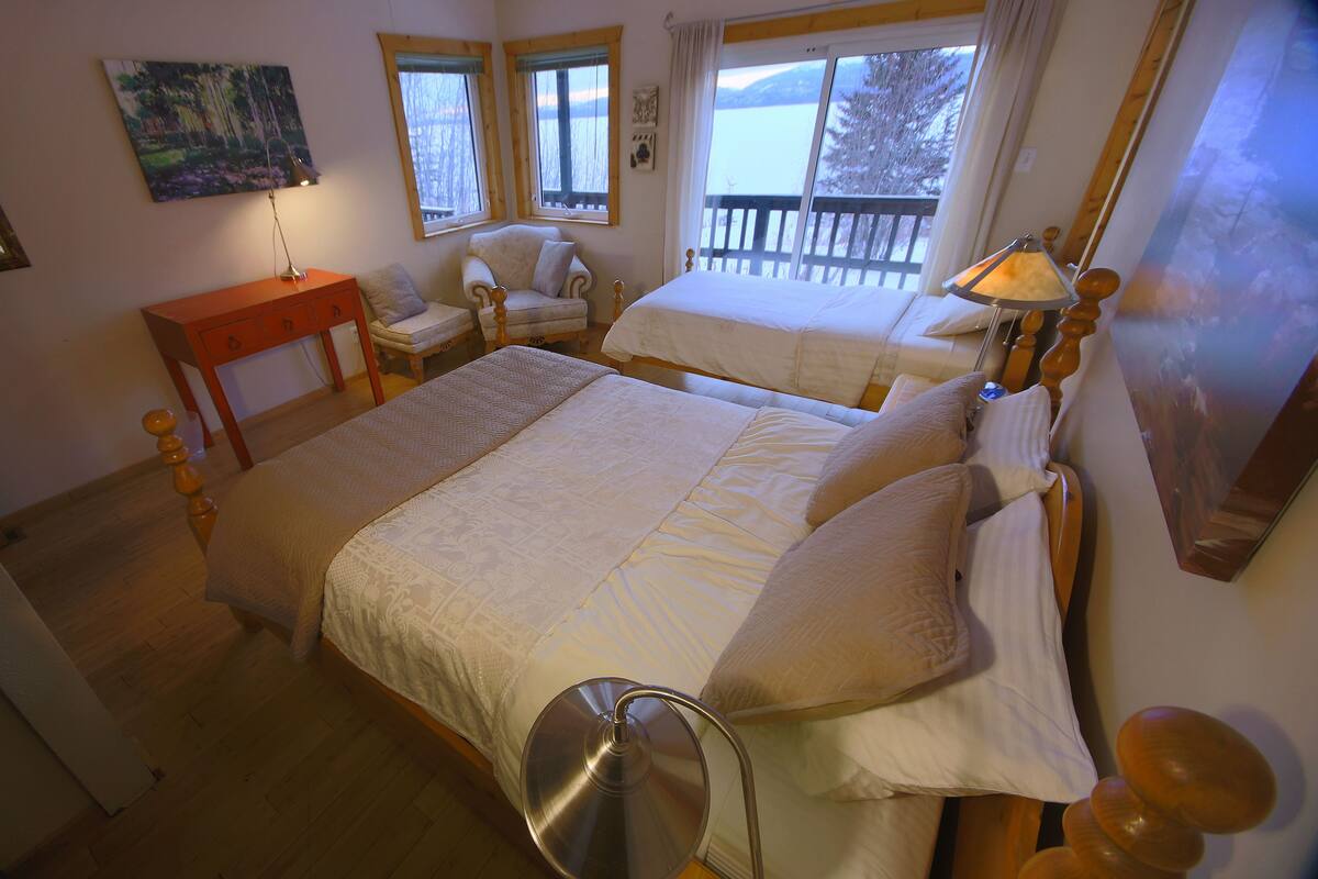 Classic Cottage, 2 Bedrooms, Hot Tub, Lake View | Premium bedding, in-room safe, desk, iron/ironing board