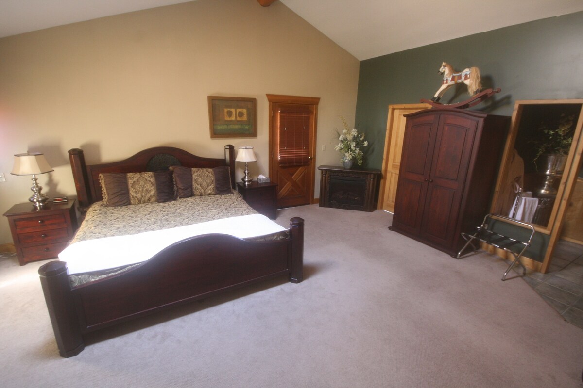 Luxury Penthouse, 1 King Bed, Jetted Tub, Garden View | Premium bedding, in-room safe, desk, iron/ironing board