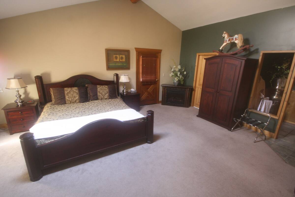Luxury Penthouse, 1 King Bed, Jetted Tub, Garden View | Premium bedding, in-room safe, desk, iron/ironing board