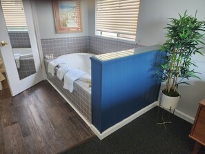 Romantic and Peaceful King with Partial Ocean View | Bathroom | Combined shower/tub, deep soaking tub, free toiletries, hair dryer - Wharf Master's Inn (Point Arena)