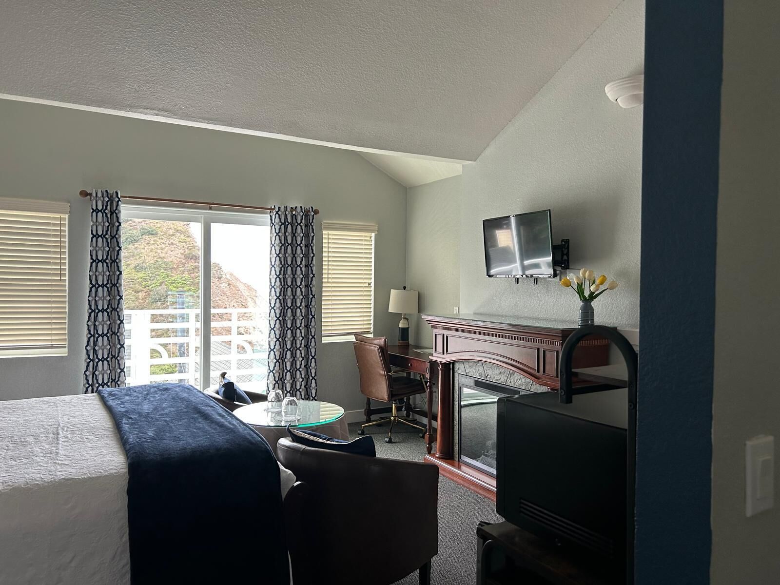 Romantic and Peaceful King with Partial Ocean View