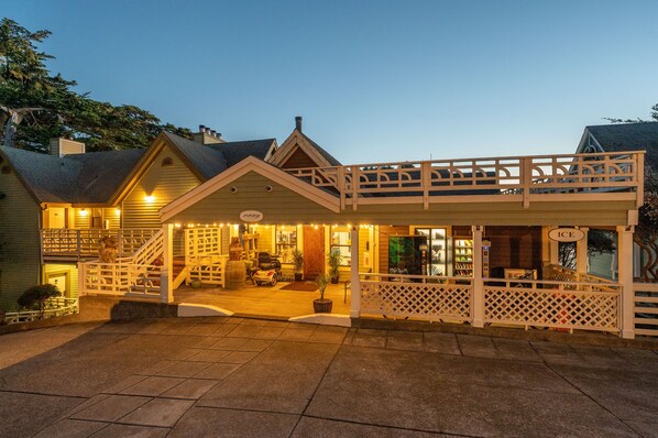 Interior entrance - Wharf Master's Inn (Point Arena)