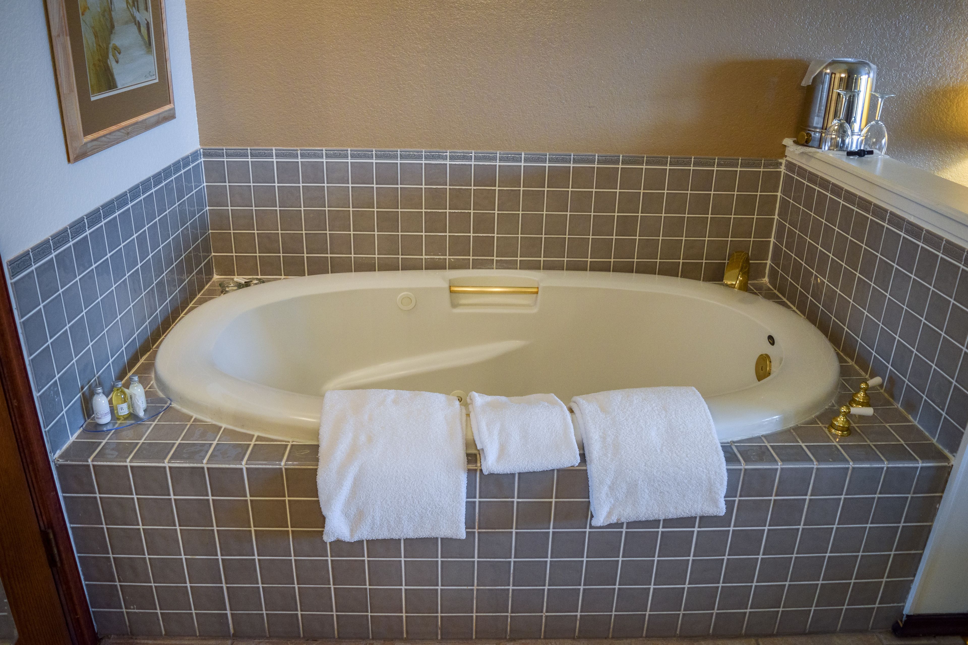 romantic and peaceful | deep-soaking bathtub