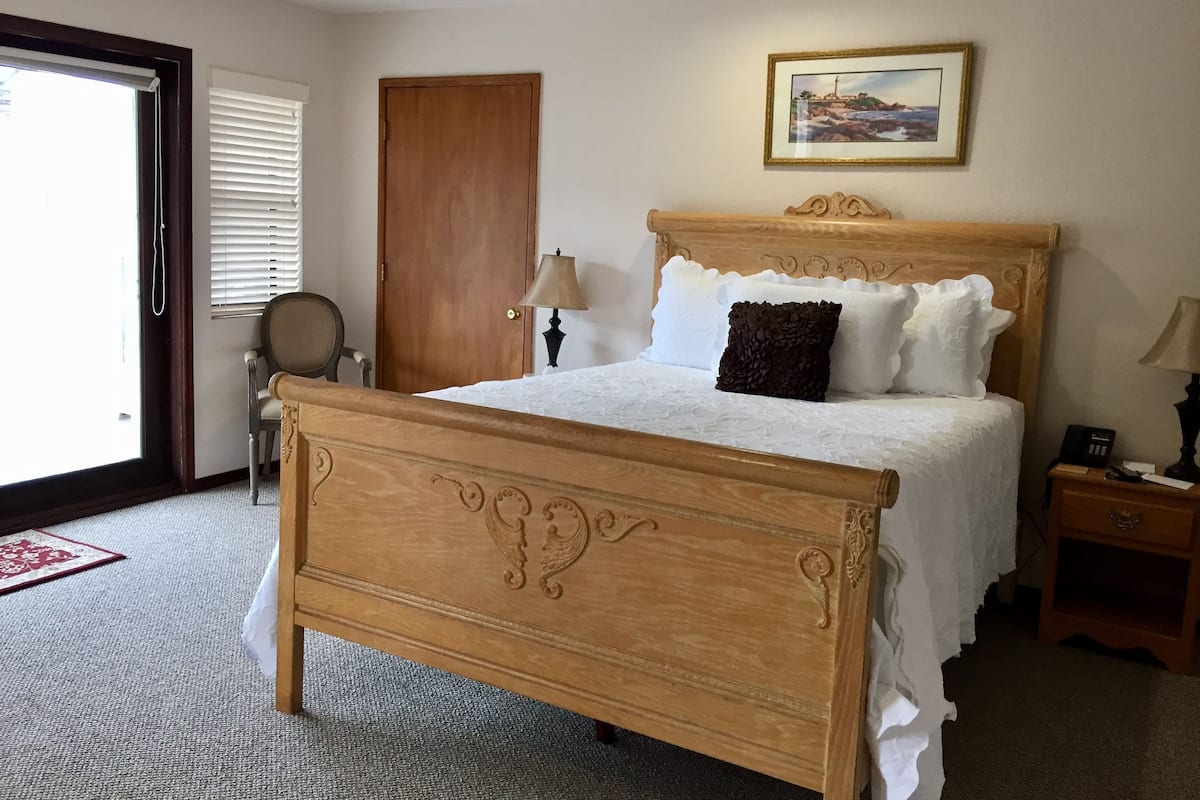 Basic Room, 1 Queen Bed | Down comforters, individually decorated, individually furnished