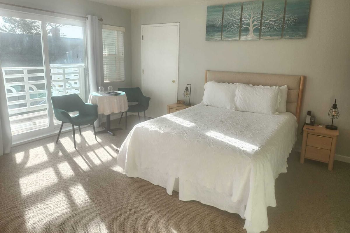 Basic Room, 1 Queen Bed