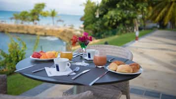 Free daily buffet breakfast