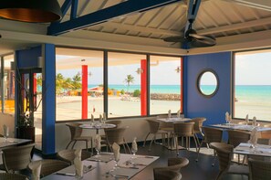 Déjeuner, dîner et souper servis sur place, vue sur la mer 