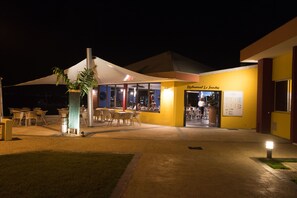 Breakfast, lunch, dinner served; international cuisine, ocean views 