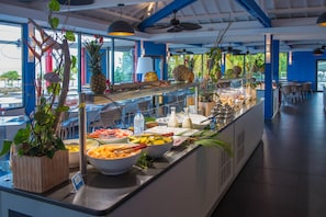 Tägliches Frühstücksbuffet (21 EUR pro Person)