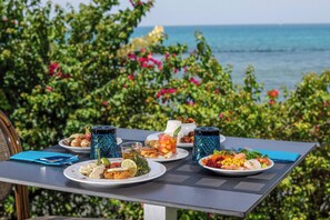 Se sirven desayunos y almuerzos; cocina internacional; con vista al mar